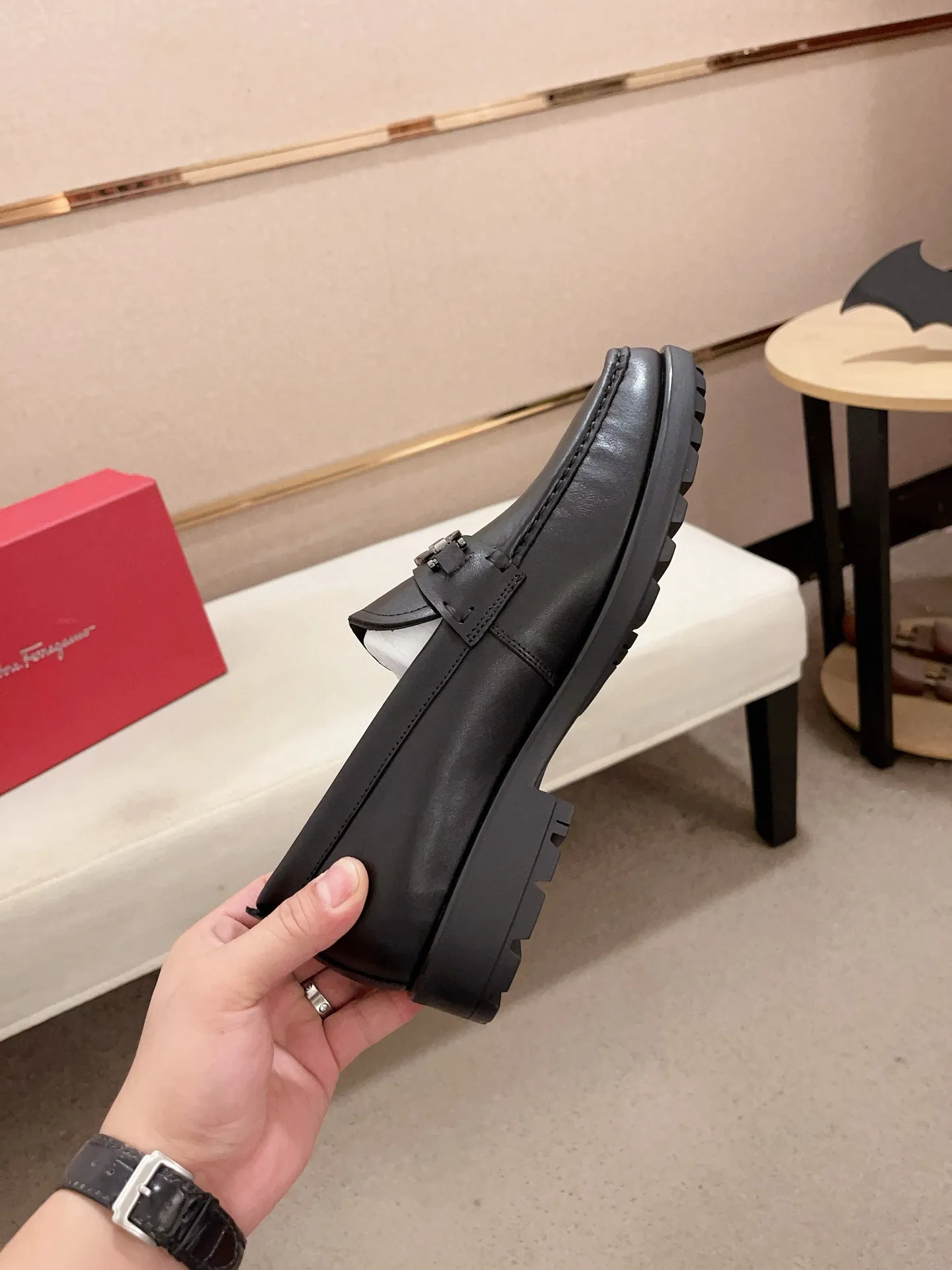 Men's shoes💰: 560💰 High version Ferragamo quality! 🆕🆕Exclusive hot-selling products in stock🔥🔥New products on the shelves, high-quality shoes, high-end driving shoes, with complete packaging! 💪 💪 Material: imported patented cowhide 🐂 + imported high-quality water-dyed cowhide lining + wear-resistant outsole 👍🏻👍🏻 Features: high-end and comfortable, purely handmade 🚀 🚀 Create the perfect shoes that suit you best 🔥 🔥 Size: (38-44) Can be customized 45 non-returnable!